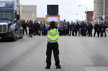 Baltimora come Ferguson: guerriglia dopo la morte di un nero 13
