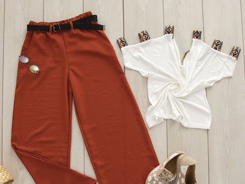 Moda, il colore mattone domina la primavera–estate delle over, ecco come abbinarlo
