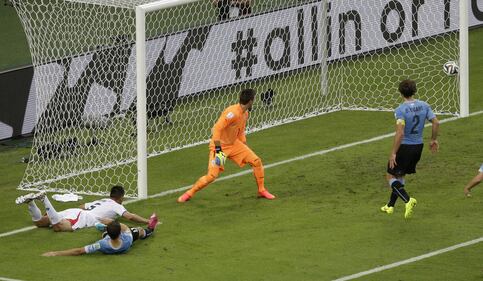 Oscar Duarte segna il goal del 2-1 per il Costa Rica