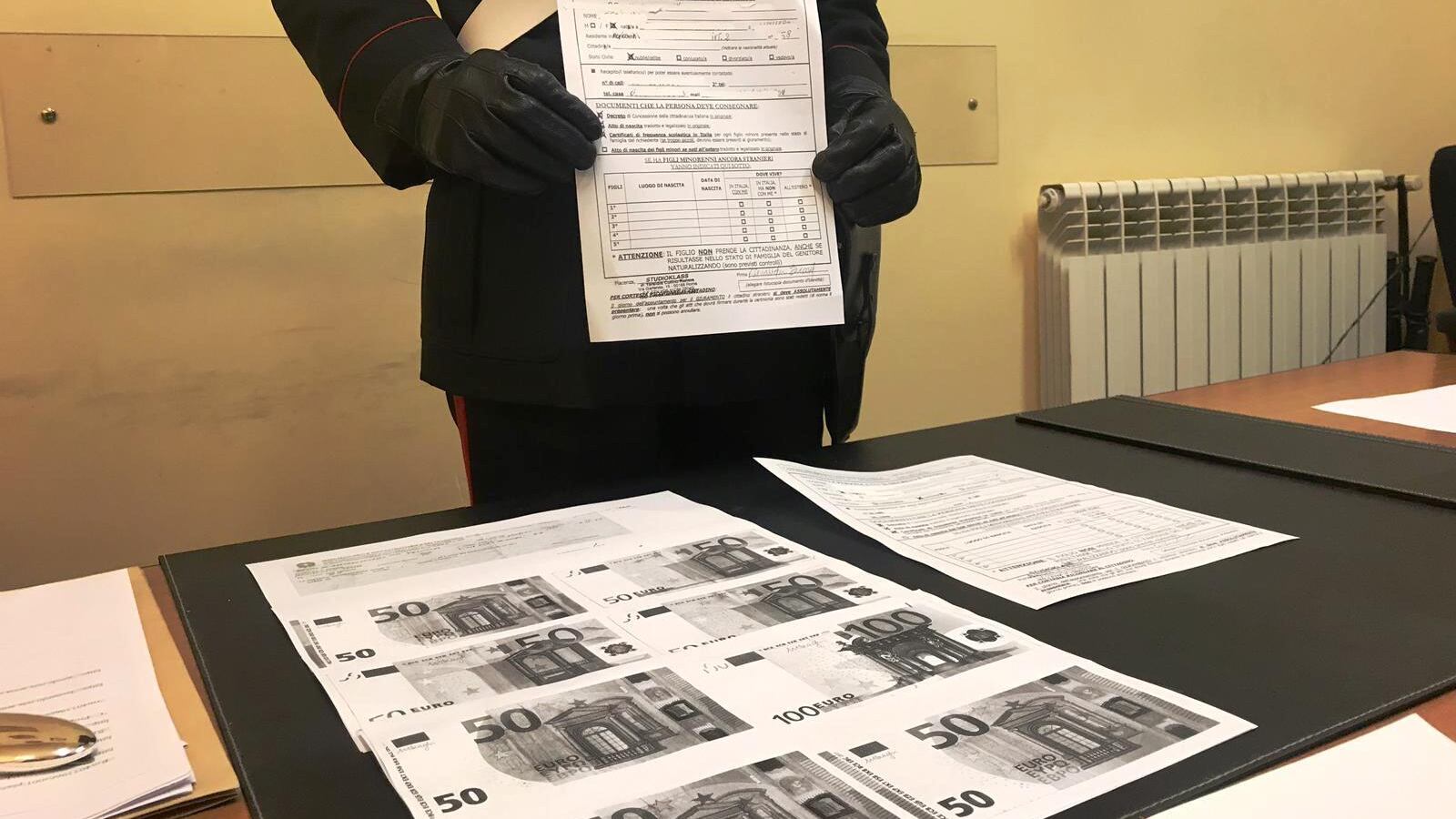 Finto avvocato promette cittadinanza italiana a due straniere