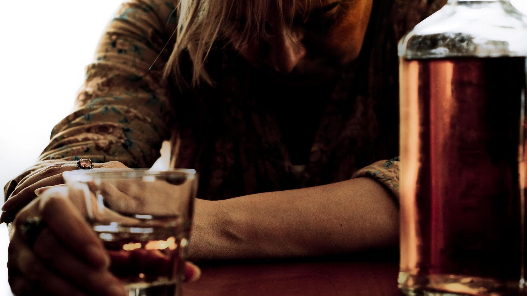Quegli alcolisti anonimi al lavoro con la bottiglia