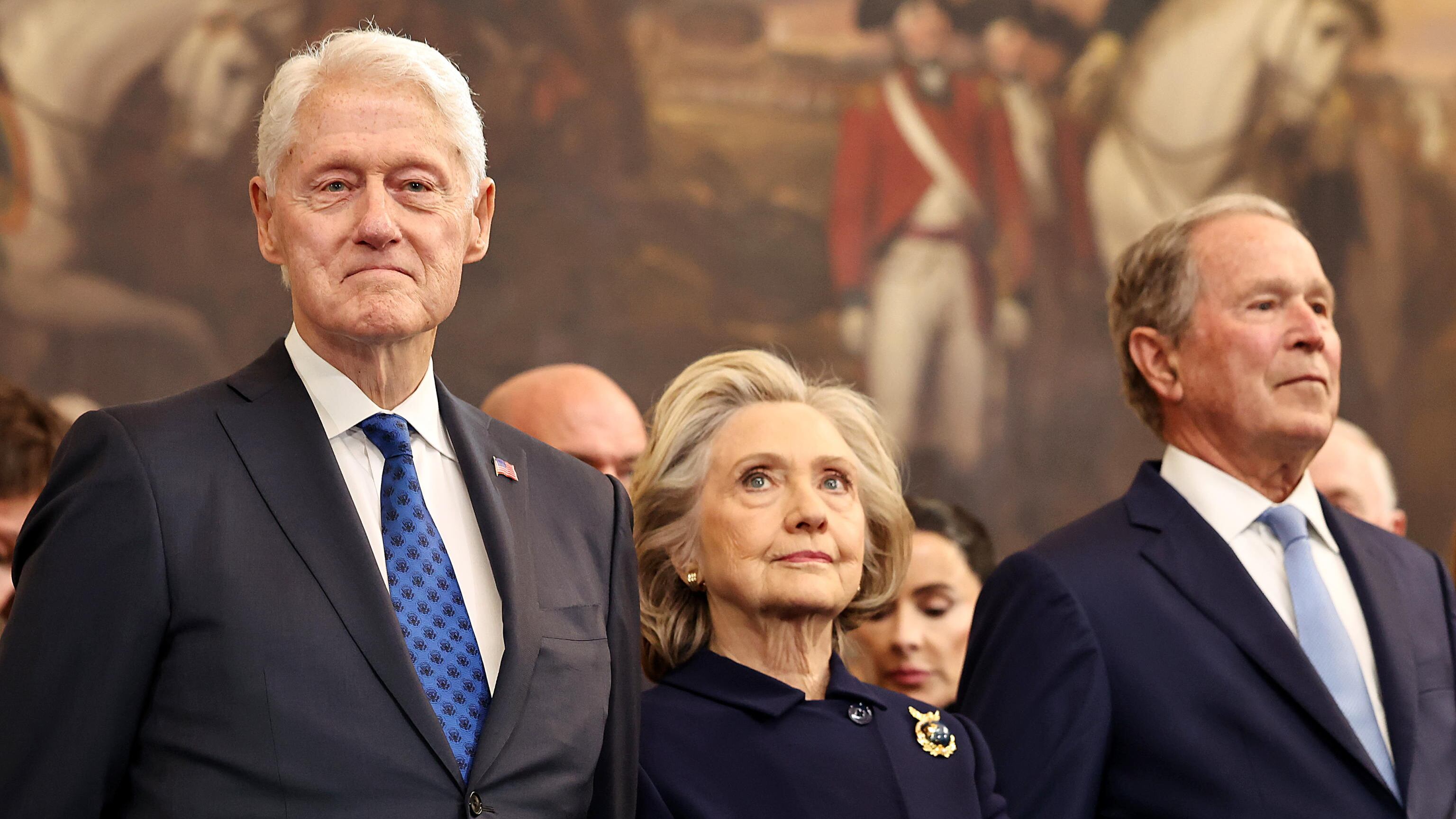 Bill Clinton difende la moglie: "Non c’entrava con Epstein". Poi l’ammissione sui voli