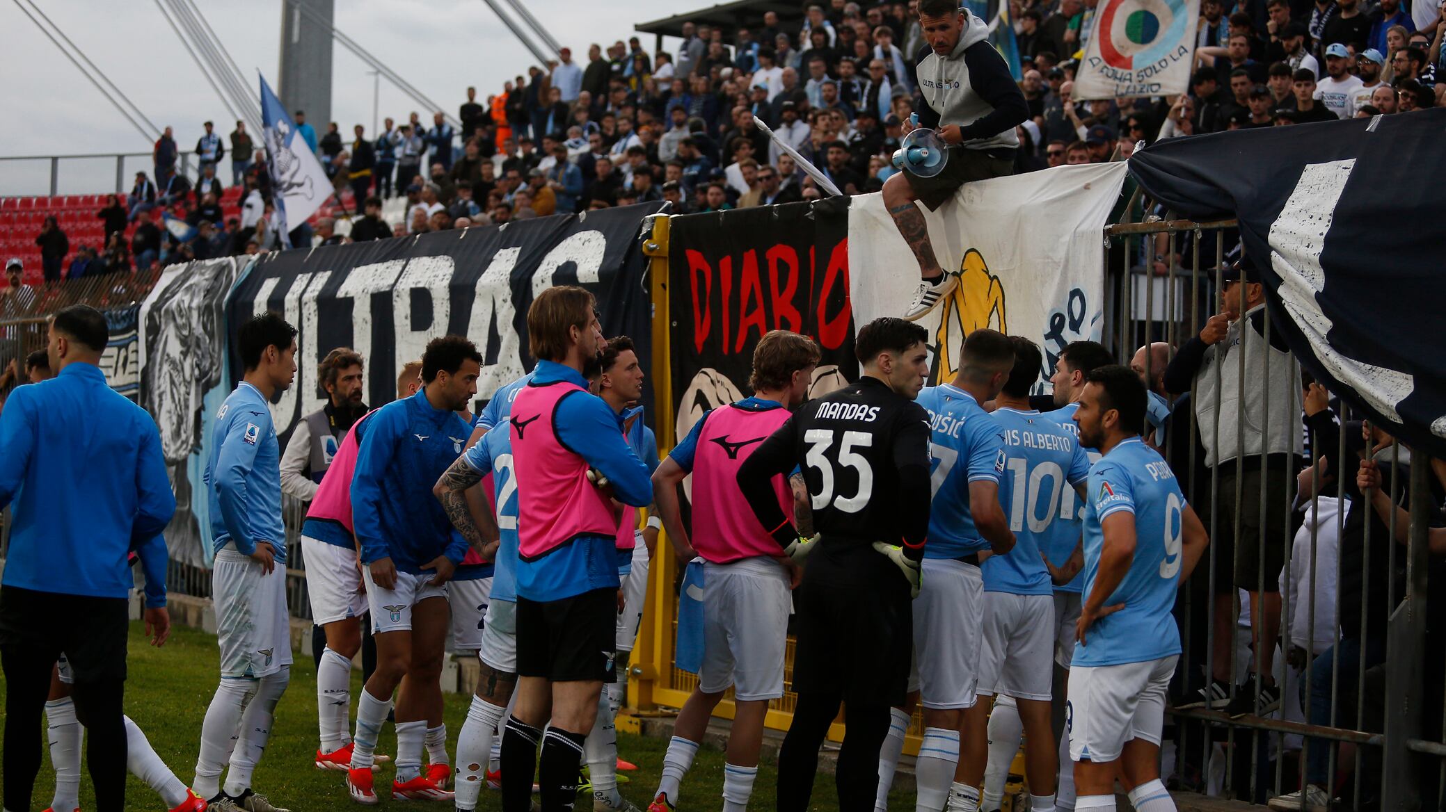 Pari col Monza, tifosi della Lazio chiamano a rapporto i calciatori sotto la curva, momenti di tensione