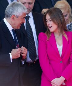 2 giugno, la Boschi in fuxia scherza con Casini 4