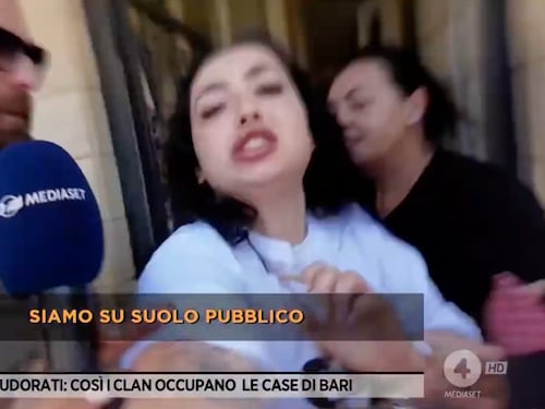 "Chiudi la bocca". L’abusiva aggredisce la troupe tv: ecco cosa è successo
