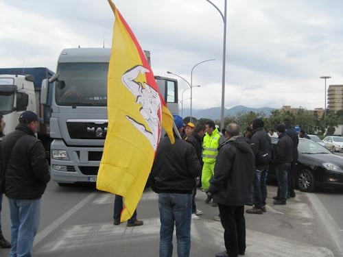 Caro navi, protesta degli autotrasportatori: porti bloccati