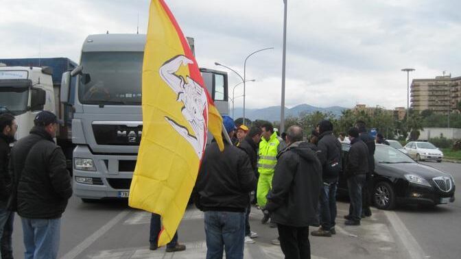 Caro navi, protesta degli autotrasportatori: porti bloccati