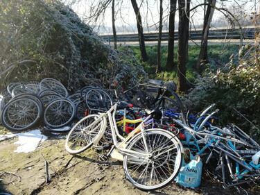 Il degrado del campo rom di via Martirano 7