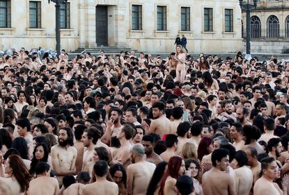 Bogotà, 6mila nudi in piazza: in posa per Tunick 14