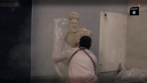 Gli uomini dell'Isis si accaniscono sulle opere d'arte 2