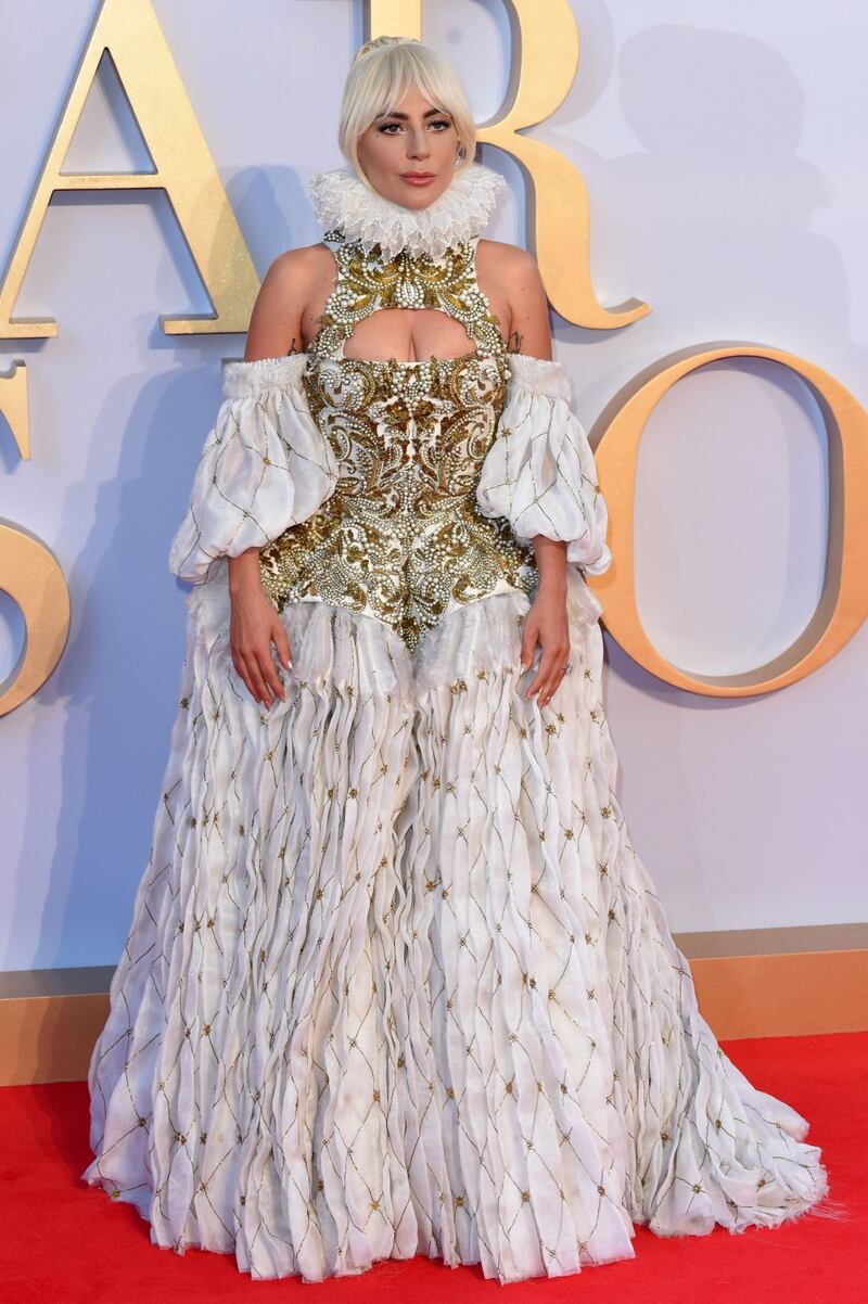 Lady Gaga, scollatura hot alla première 6