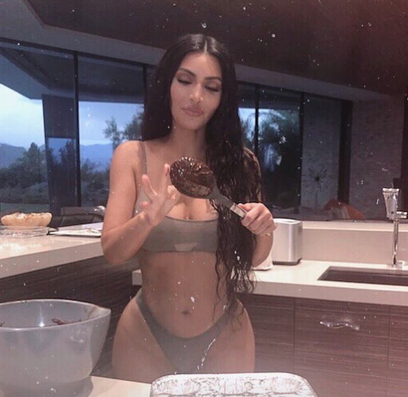 Kim Kardashian, scatto sexy: mangia un cupcake 2