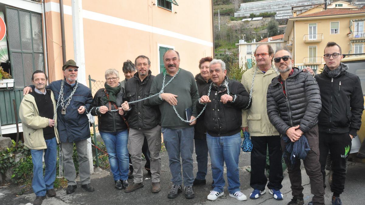 Ventimiglia, incatenati contro i migranti