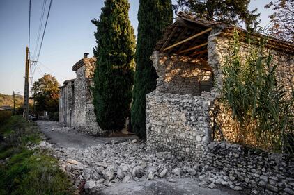 La terra trema in Francia: le macerie dopo il terremoto 4