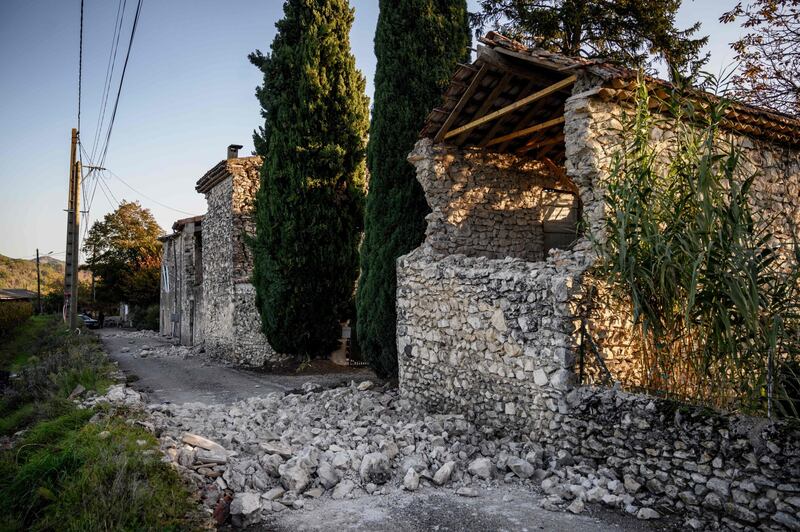 La terra trema in Francia: le macerie dopo il terremoto 4