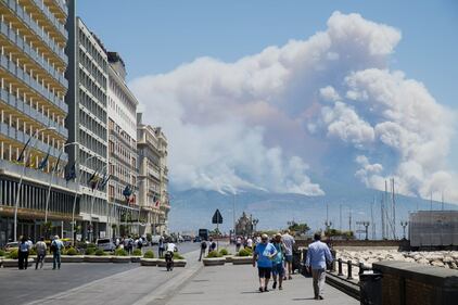 Le fiamme divampano sul Vesuvio 3