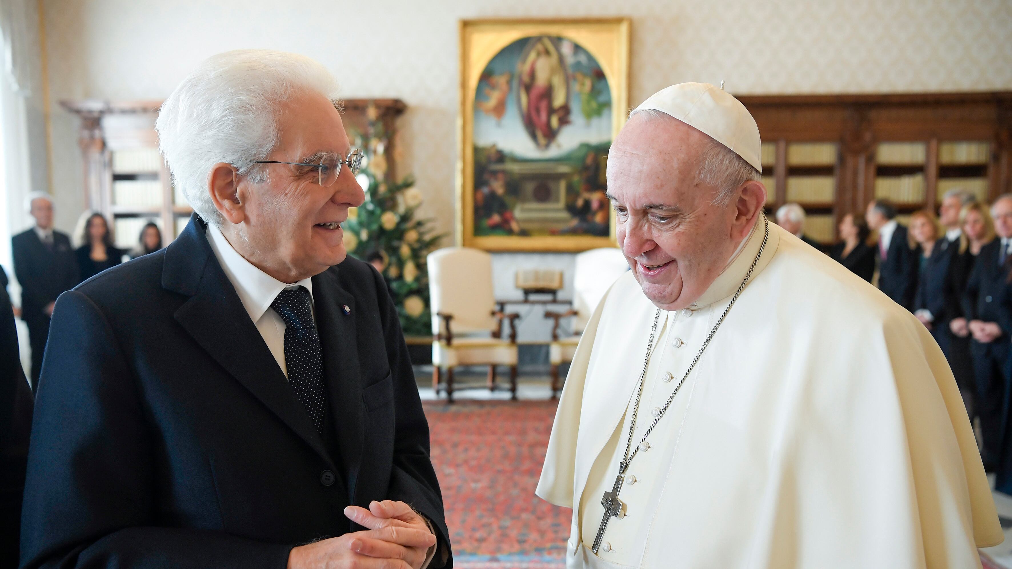 Il lungo addio di Mattarella passa dal Vaticano. Il giallo del comunicato senza "visita di congedo"