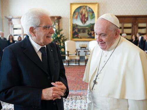 Il lungo addio di Mattarella passa dal Vaticano. Il giallo del comunicato senza "visita di congedo"