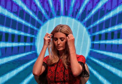 Ivanka Trump elegante in rosso: i bimbi giocano con la gonna 17