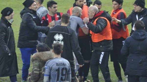 Follia in Lucchese-Alessandria: la testata dell'allenatore dei toscani scatena una maxi rissa