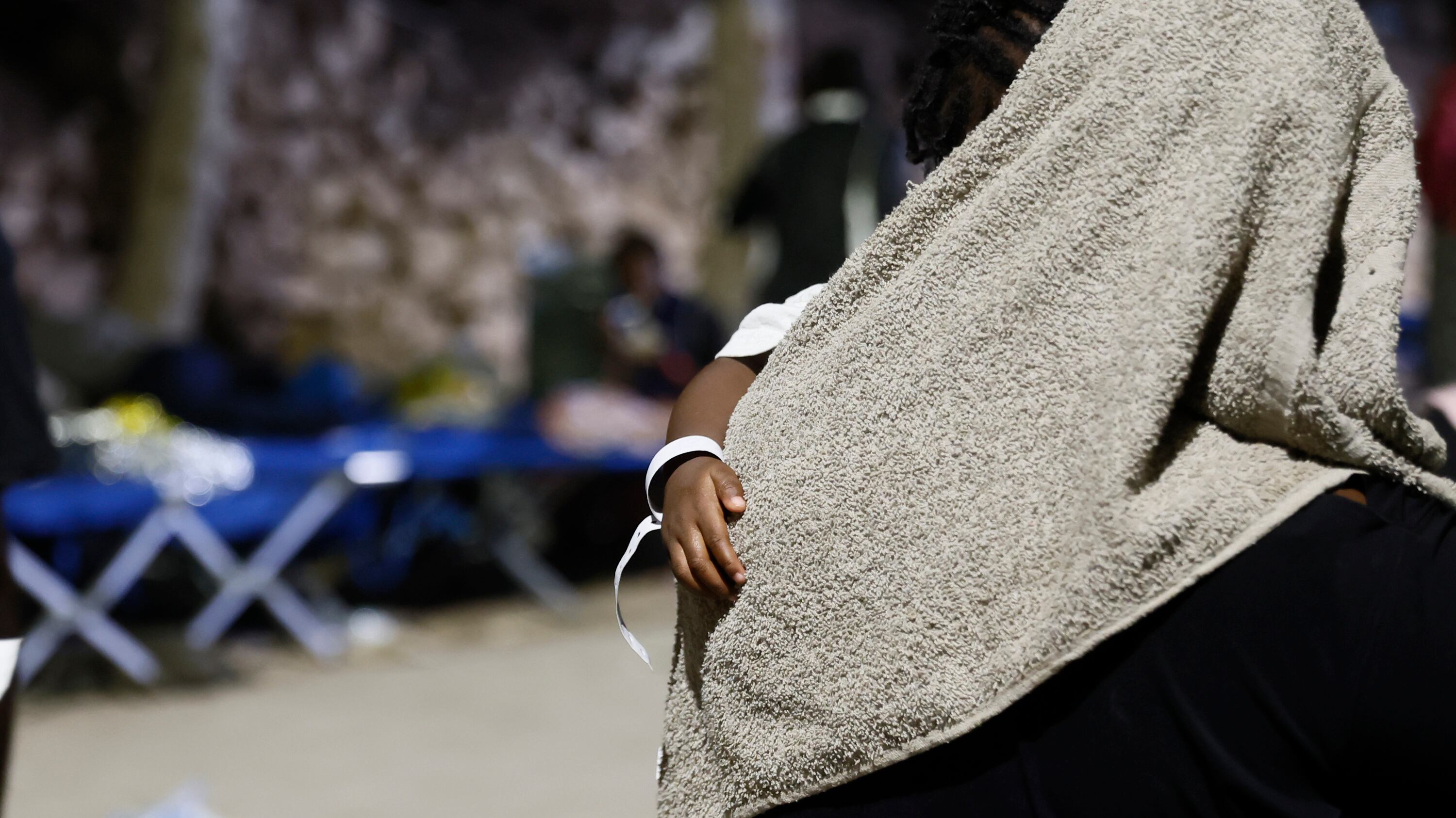 "Sta bene, non era in ipotermia". Cosa non torna nel racconto del naufragio di Lampedusa