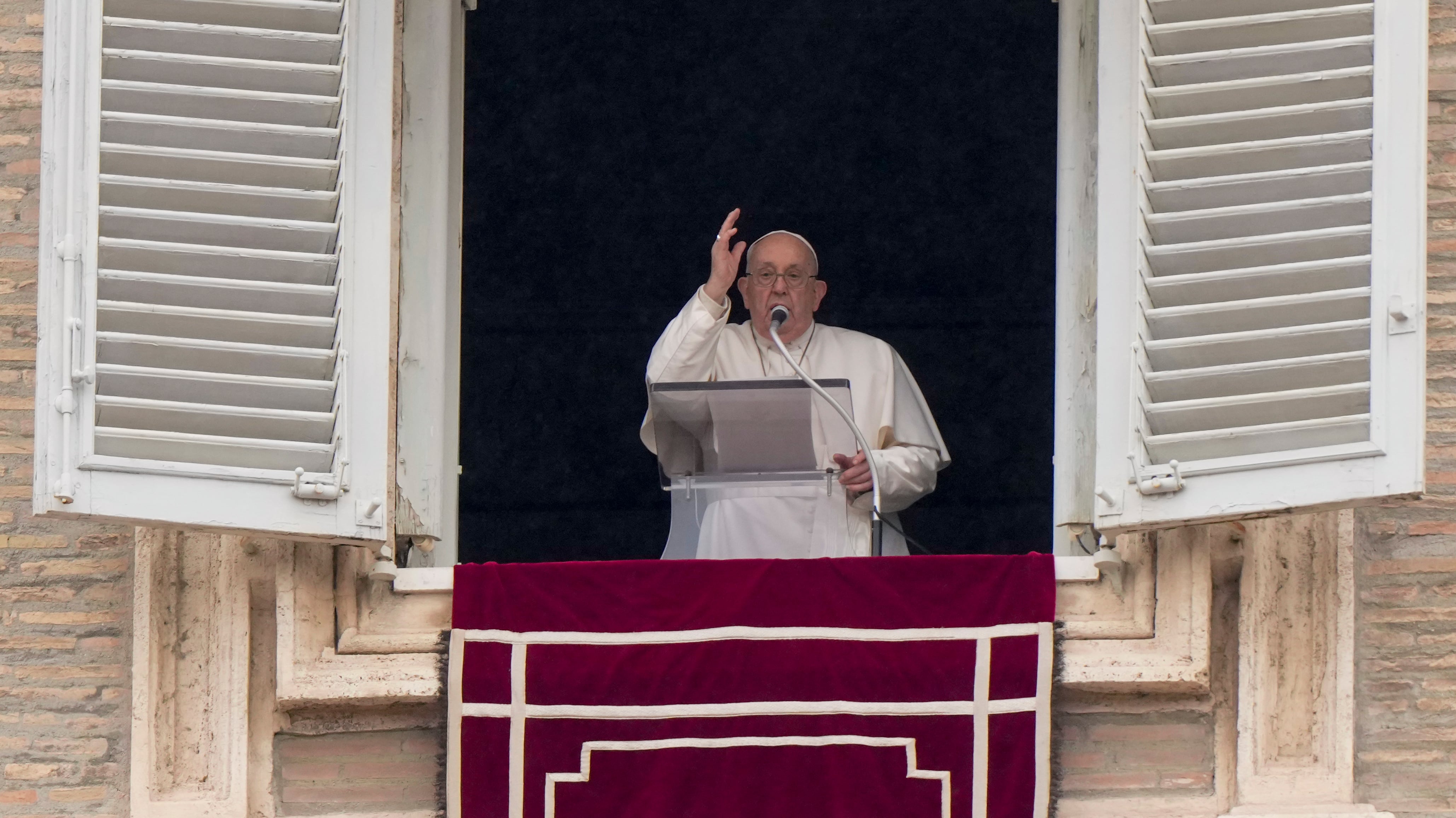 Alleluia, la Chiesa mette fine alla liturgia ridotta a carnevale