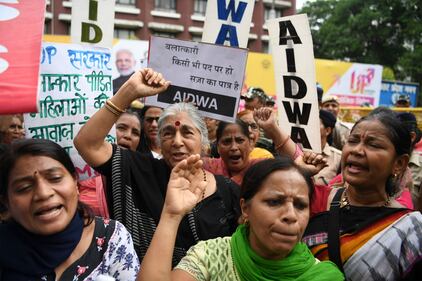 La violenza contro le donne scatena la protesta in India 1