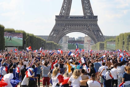Francia campione del Mondo: tifosi in delirio sotto la Tour Eiffel 10