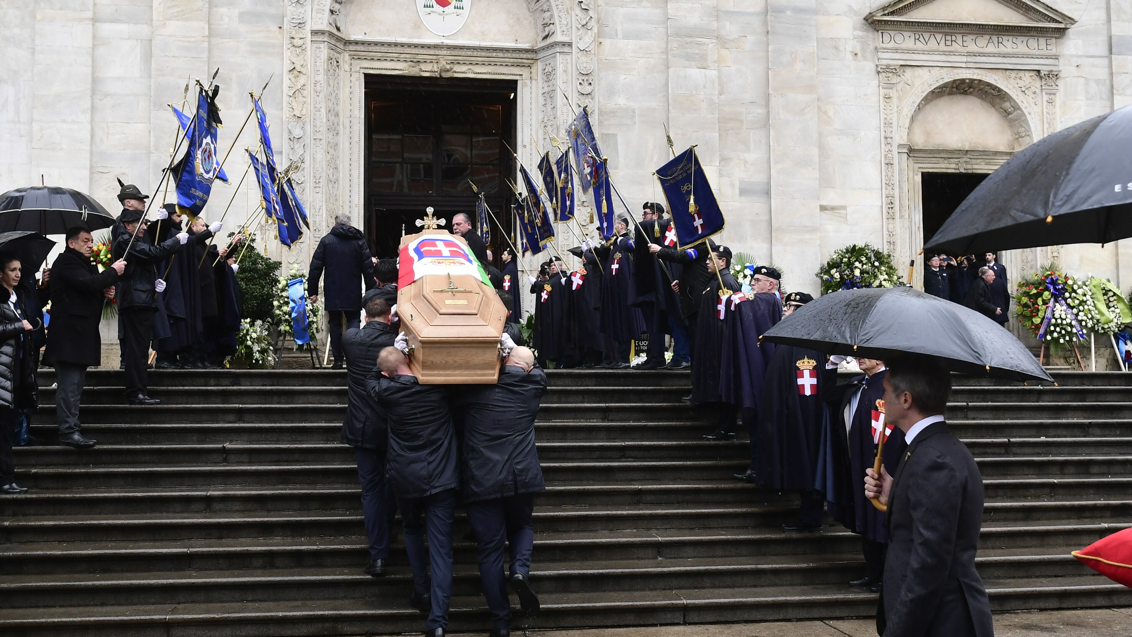Vittorio Emanuele, lo Stato si esilia dai funerali