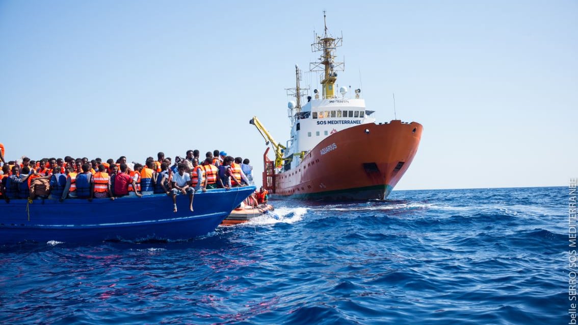 La Francia regala soldi all'ong che porta i migranti in Italia