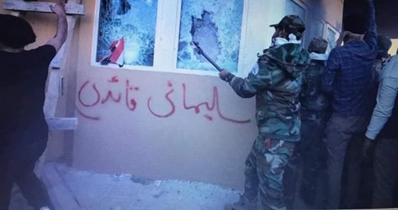 La scritta in arabo "Suleimani nostro capo" lasciata sul muro dell'ambasciata Usa