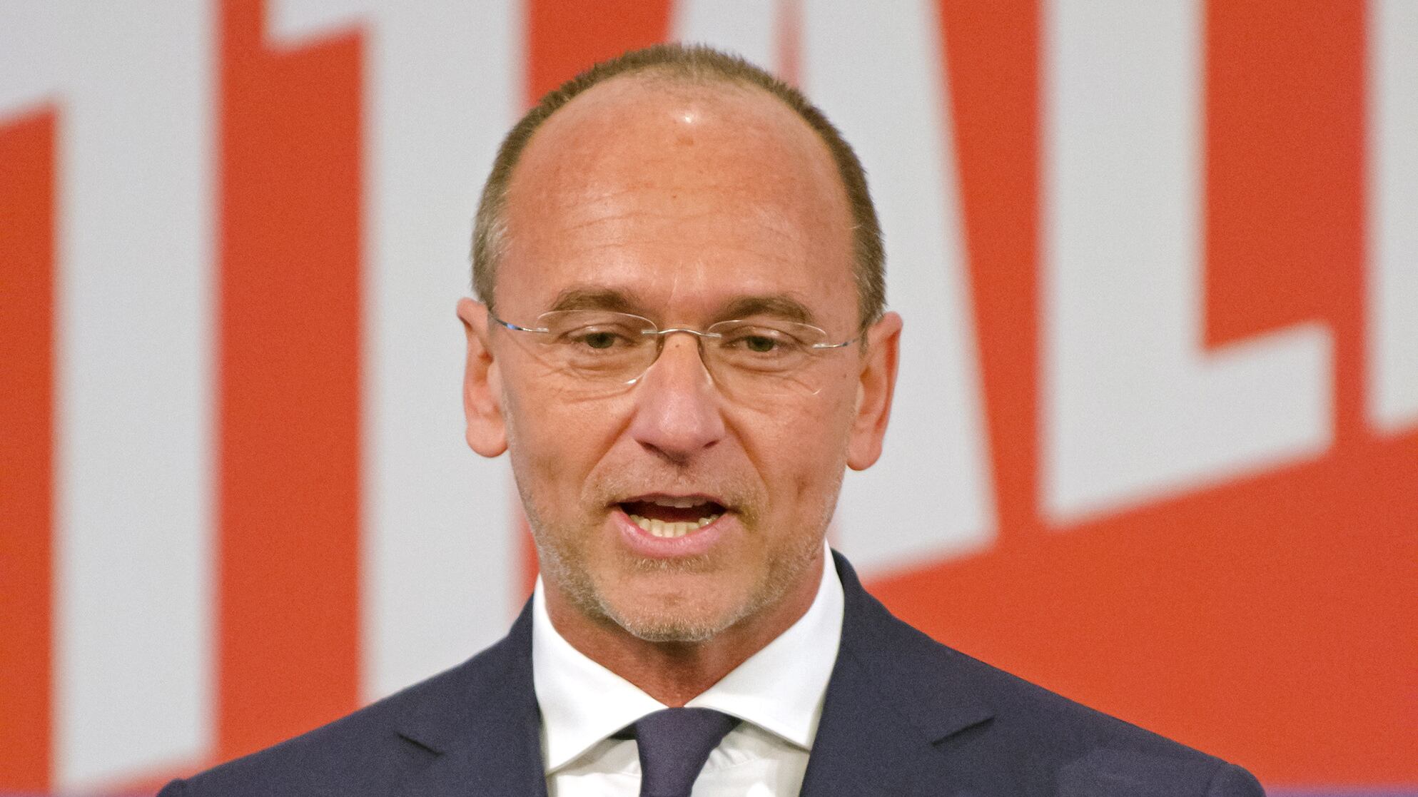 Il caos sull'isola finisce in Procura. L'ex governatore denuncia il governo
