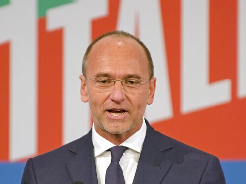 Il caos sull'isola finisce in Procura. L'ex governatore denuncia il governo