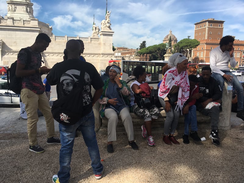 I migranti occupanti in piazza Venezia 9