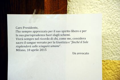 Tribunale, fiori davanti alla stanza del giudice 2