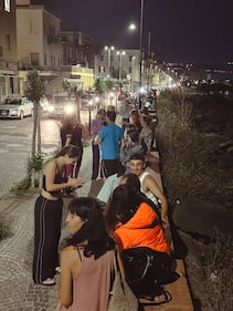 Terremoto nei Campi Flegrei, gente in strada da Pozzuoli a Napoli 2