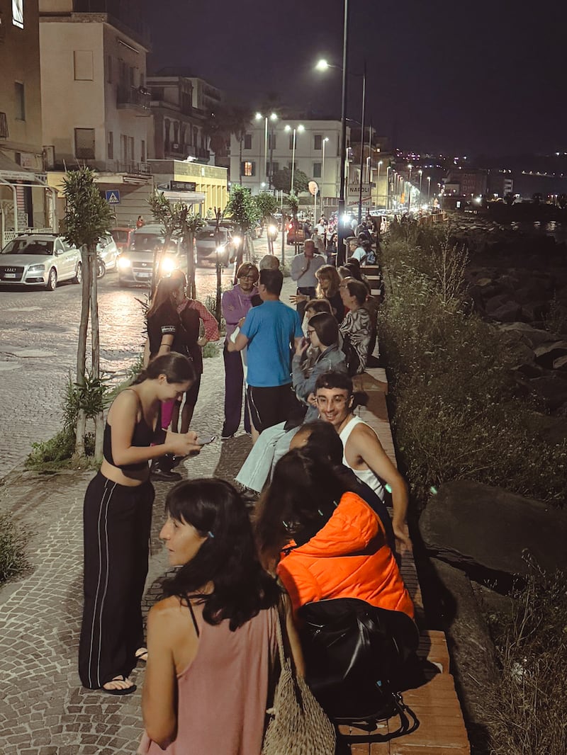Terremoto nei Campi Flegrei, gente in strada da Pozzuoli a Napoli 2