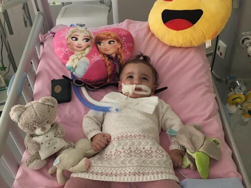 I medici vogliono staccare la spina ma la piccola Marwa esce dal coma