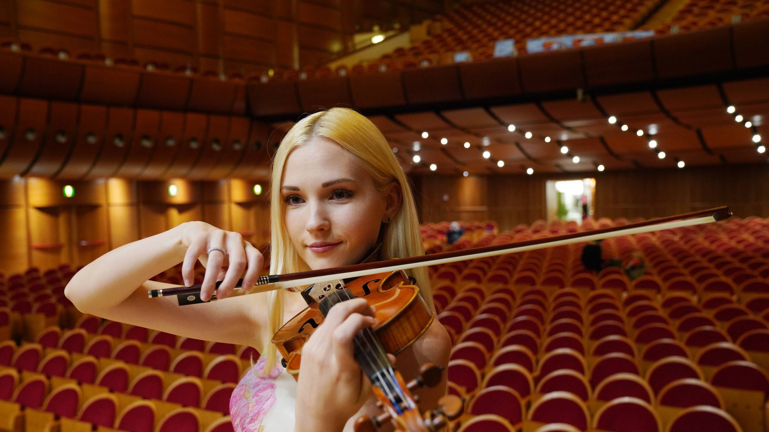 Chi è Anastasiya Petryshak, la violinista con il "pancione" che ha suonato al G7 con Bocelli