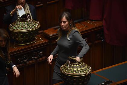 La Boschi vota: tacchi alti e abito strizzatissimo 5