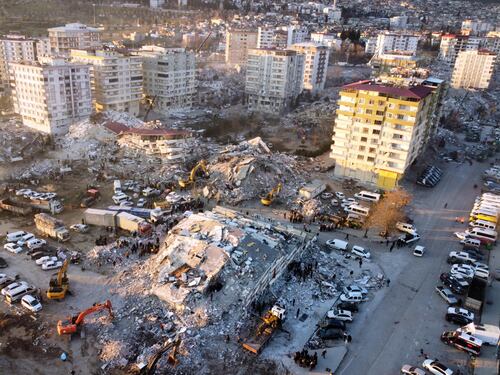 Allarme Onu sulla strage "Possibili 50mila morti". Bebè salvo dopo 128 ore