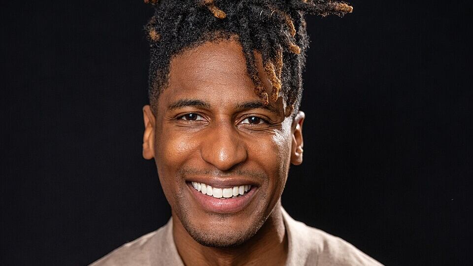 Jon Batiste dialoga al piano con Mozart e Thelonious Monk