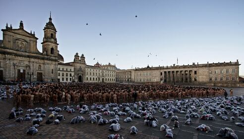 Bogotà, 6mila nudi in piazza: in posa per Tunick 10