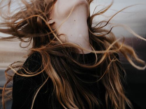 Capelli grassi e forfora a 60 anni: rimedi naturali e alimentazione consigliata