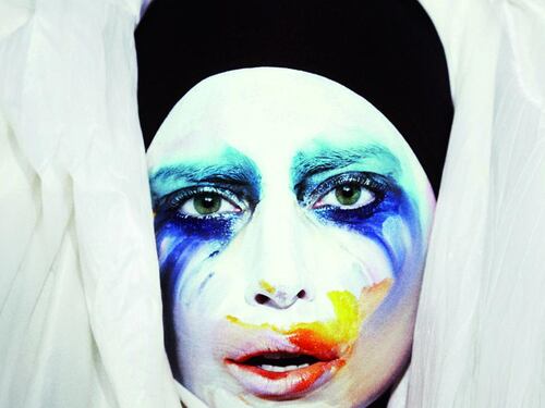 Il ritorno di Lady Gaga, furbo bignami dell'artpop