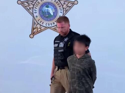 Biden spinge per una stretta sulle armi. In Florida arrestato un bimbo di 10 anni