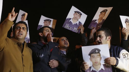 I parenti del pilota Kassasbeh chiedono la sua liberazione 6