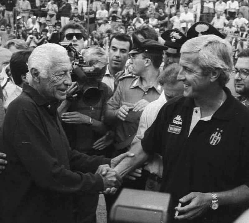 L'avvocato stringe la mano a Marcello Lippi (Foto Wikipedia)