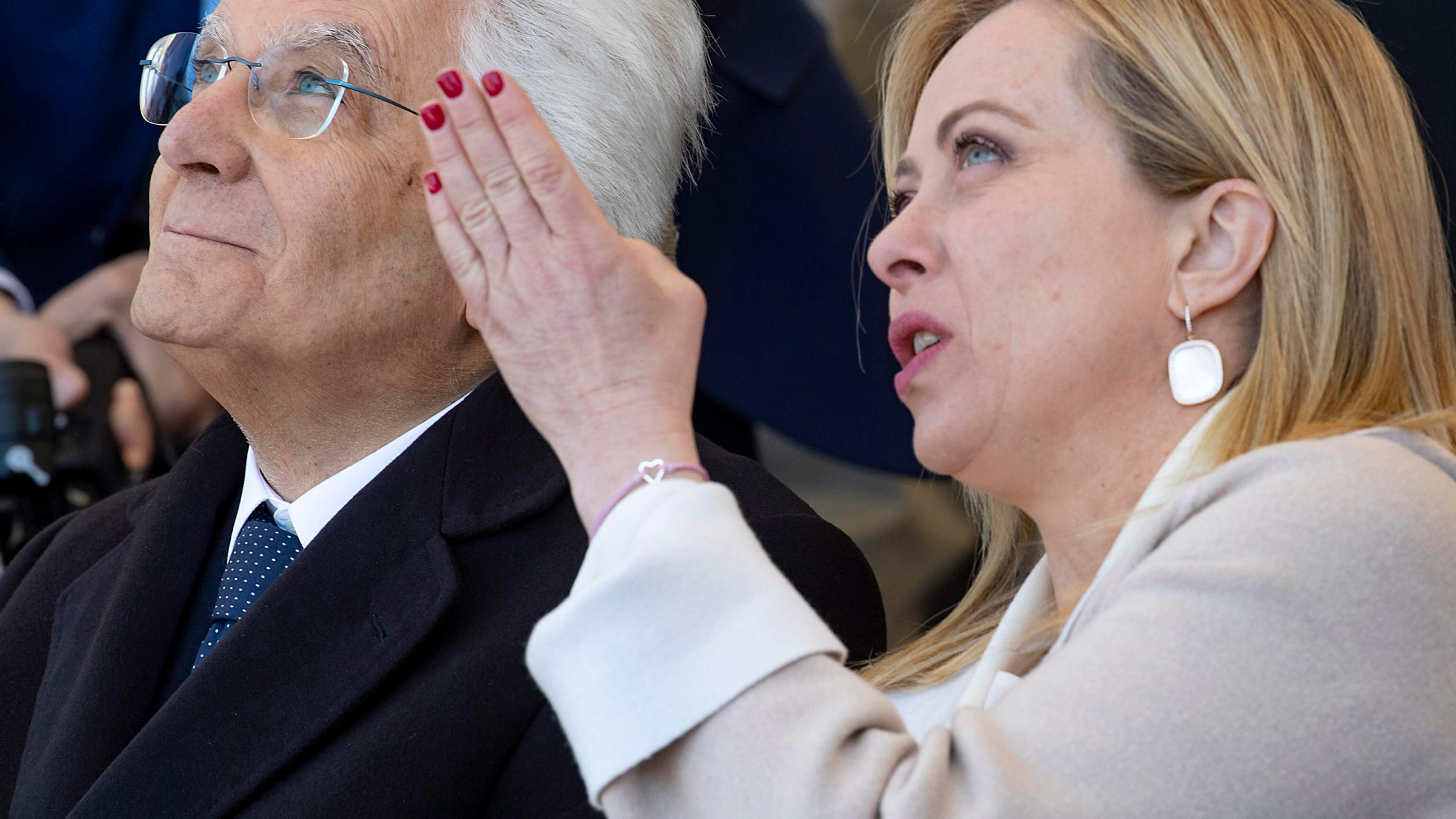 "Cordialità e collaborazione". Meloni al Quirinale incontra Mattarella: ecco i dossier sul tavolo