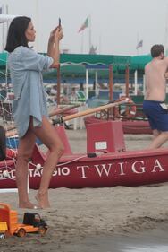 Claudia Galanti, bikini hot in spiaggia 12